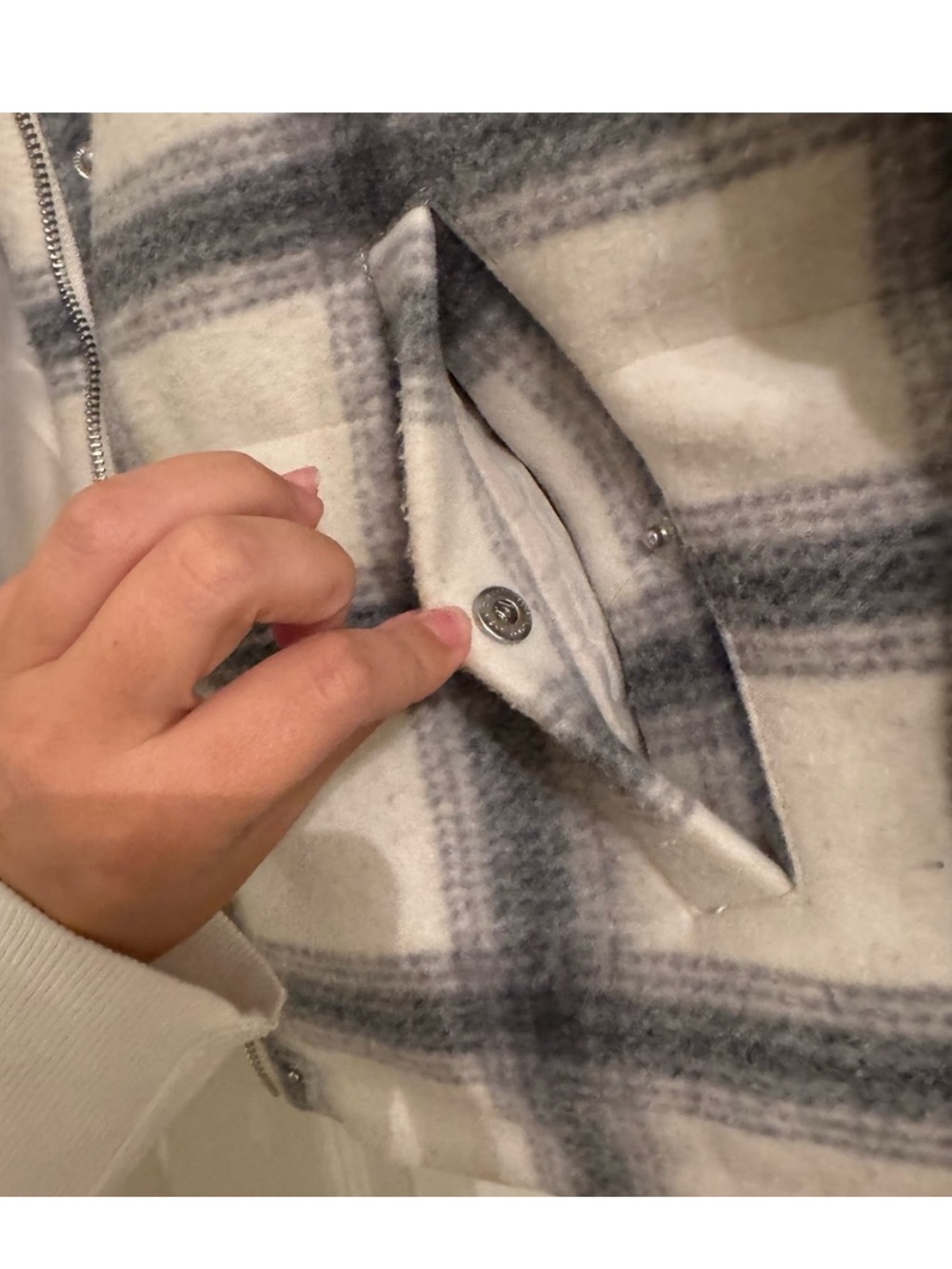 Abercrombie & Fitch Ivory and Gray Plaid Puffer Jacket - Picture 7 of 8